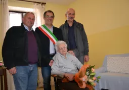 Giuseppina Rovera con il sindaco Marco Gallo e gli assessori comunali Gian Franco Ferrero ed Ezio Donadio